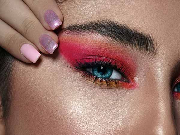 ابروهای خانم در تصویر مشکی است. پوست صورت خانم صاف و بدون چین و چروک می باشد. این خانم با دست هایش درحال کشیدن ابرو خود می باشد