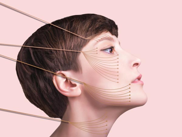 موهای خانم قهوه ای روشن است. درحال جوانسازای و کشیدن گونه های خود بوسیله لیفت با نخ است. پوستی صاف و روشن دارد. در حالت نیم رخ قرار دارد