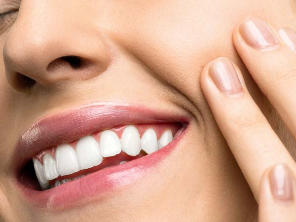 یک خانم در تصویر وجود دارد. خانم در حال خندیدن است. لب های جوان و سفتی دارد. پوست روشن و صافی دارد. خانم لب های خود را به کمک روش های جوانسازی ، فرم داده است.