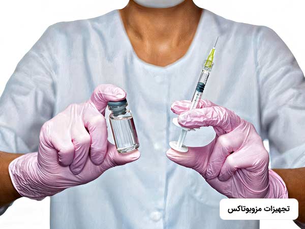 يک آقا تجهيزات مزوبوتاکس از جمله سرنگ و مواد بوتاکس را در دست گرفته است.