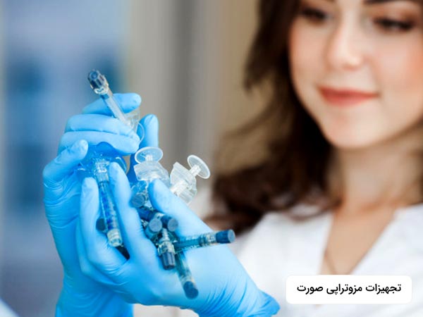 خانمي تجهيزات مخصوص مزوتراپي صورت را در دست گرفته است. خانم دستکش آبي به دست کرده است.