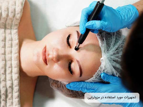 در تصوير يک خانم با چشماني بسته دراز کشيده است. پزشک در حال اصلاح ابرو خانم مي باشد. پزشم دستکش هاي آب در دست دارد.