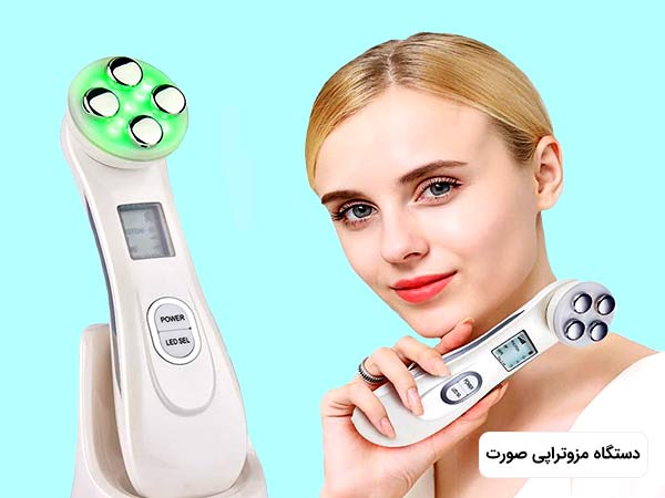 خانمي دستگاه مزوتراپي صورت را در دست خود گرفته است و دراد به تصوير نشان مي دهد