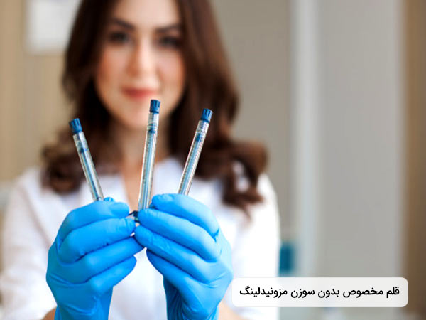 در تصوير تجهيزات مورد نياز براي انجام مزونیدلینگ را مشاهده مي کنيد. يکي از اين تجهيزات سرنگ مي باشد. پزشک در نصوير تعدادي سرنگ را در دست خود دارد.