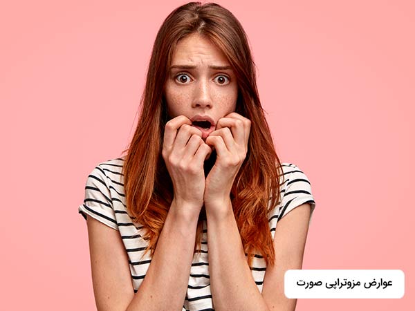 خانم کمي ترس در چهره اش ديده مي شود. او يک تي شرت به تن کرده است