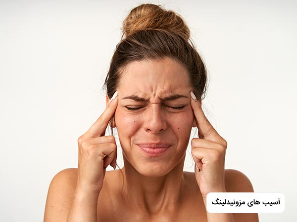 خانمي در تصوير از درد هاي مربوط به عمل مزونیدلینگ رنج مي برد و سر درد دارد.