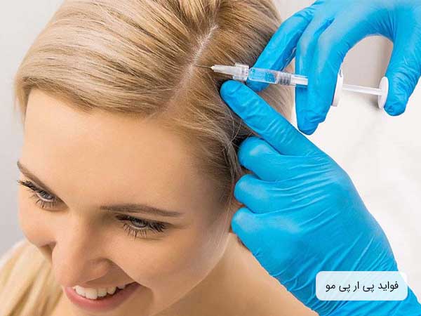 تصویر یک خانم در حال تزریق پی ار پی توسط پزشکش . موهای خانم بلوند، دستکش دکتر آبی و زمینه تصویر سفید می باشد .