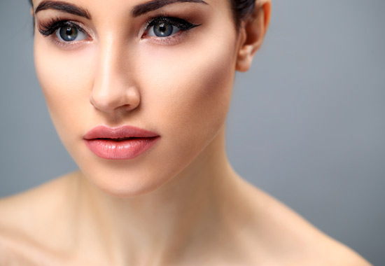 پوست صورت خانم بسيار صاف و روشن مي باشد.