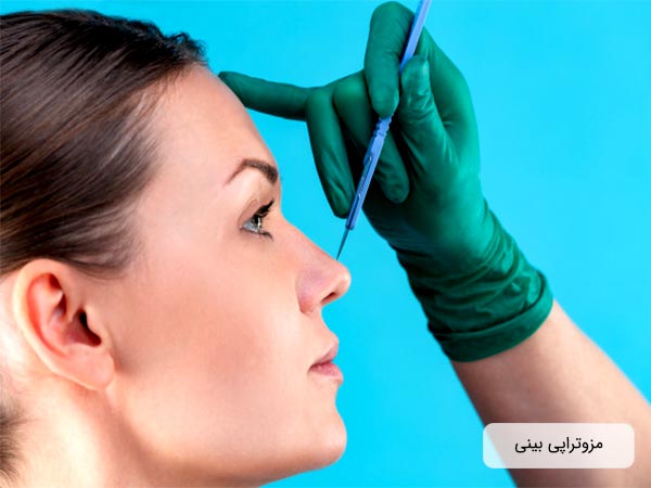 تصوير خانم به صورت نيم رخ هست. پزشک که فقط دست هاي او در نصوير معلوم است،در خال اصلاح فرم بيني خانم مي باشد. دستکش پزشک سبز مي باشد.