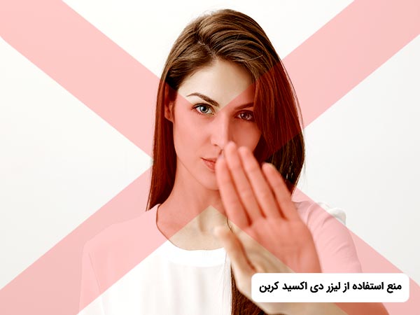 خانم با دست در حال رد کردن جوانسازي به روش کربن دي اکسيد فرکشنال مي باشد.او يک لباس سفيد به تن کرده است.