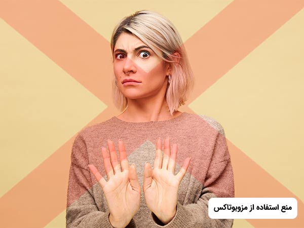 خانم جواني که لباس سفیدی به تن کرده است،در حال رد کردن چيزي مي باشد.
