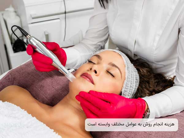 خانمی خوابیده بر روی تخت در حال تزریق پی آر پی اجزای صورت در مطب پزشک