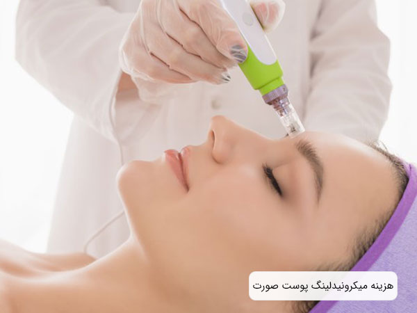 تصویر یک خانم در حال استفاده از درما پن صورت . همچنین تصویر پزشک با روپوش سفید و یک ئرما پن به دست در پس زمینه تصویر نمایان است