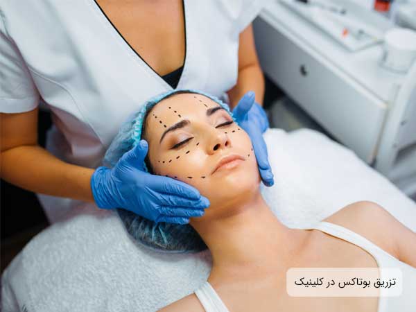 تصویری از تجهیزات یک کلینیک برای تزریق بوتاکس زیبایی و جوانسازی در صورت یک خانم . دستکش های پزشک نیز آبی رنگ می باشد