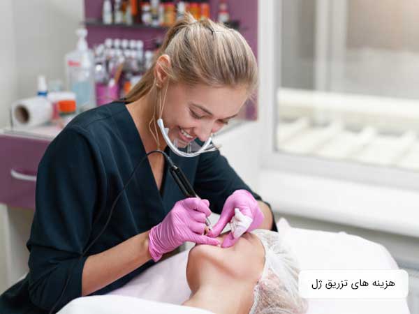 تصویر دختر خانمی در حال تزریق ژل به ناحیه صورت . زمینه تصویر سفید بوده و شکل سرنگ کاملا آشکار می باشد. همچنین صورت پزشک معالج هم در تصویر نمایان است، دستکش های پزشک صورتی مایل به بنفش می باشد