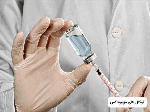 پزشک در حال پر کردن سرنگ از کوکتل هاي مزوبوتاکس است. او دستکش به دست دارد.