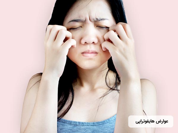 خانم در تصوير از عوارض انجام روش هايفوتراپي رنج مي برد