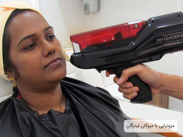 تصویری از یک خانم در حال انجام عملیات مزوتراپی با مزوگان