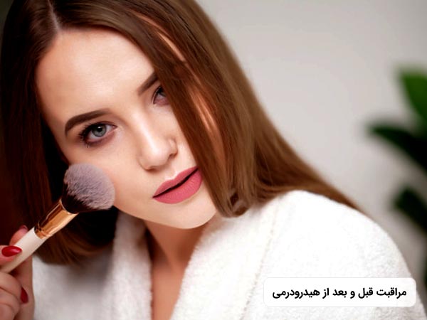 خانم جواني در حال آرايش صورت خود مي باشد.