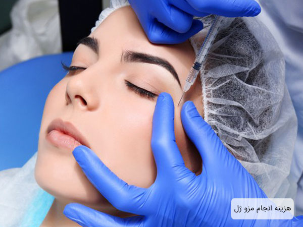 تصویر دختر خانکمی بر روی تخت مطب پزشک در حال انجام مزوژل ، کاور موی دختر خانم آبی می باشد