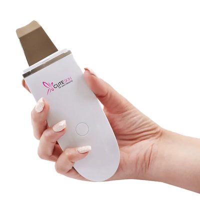 قيمت اسکرابر پوست صورت کيوت اسکين CuteSkin و یک فردی اتوی صورت را در دست خود نگه داشته است