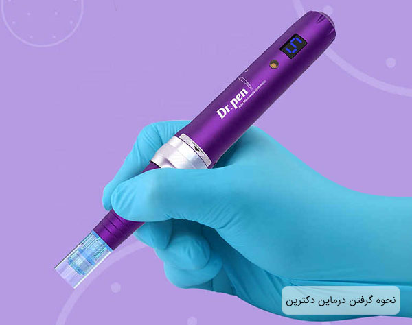 تصویری از درماپن دکترپن مدل ایکس پنج در دستان متخصص با زمینه بنفش تیره را مشاهده می کنید