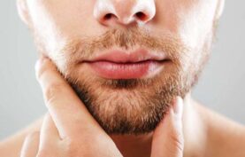 ريش های کوتاه در صورت يک آقا