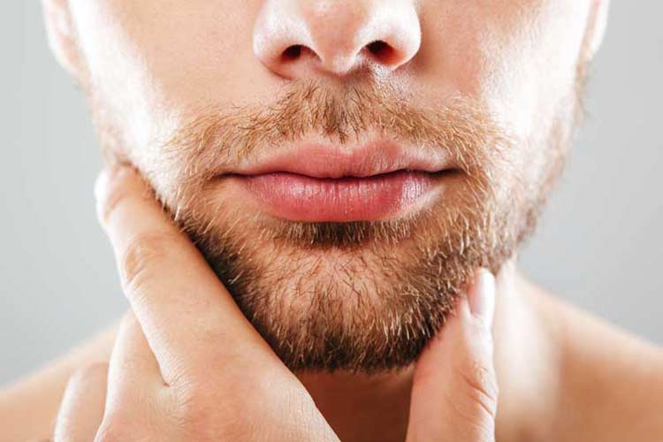 ريش های کوتاه در صورت يک آقا