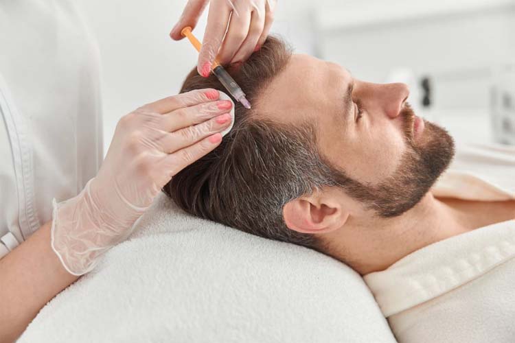 انجام مزوتراپی روی سر يک آقا توسط پزشک.