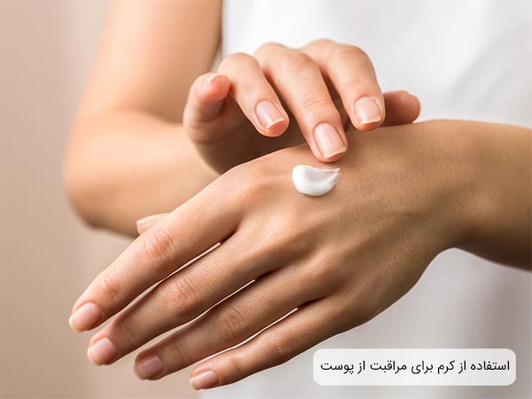 مقداری کرم روی دست يک خانم.