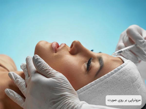 تزريق مزوژل به پيشاني يک خانم توسط پزشک با پس زمينه آبی روشن.