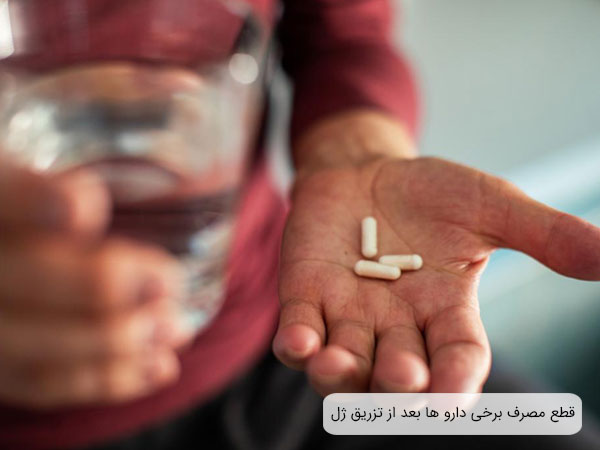 چند عدد قرص سفيد رنگ در دستان يک مرد و يک ليوان آب در دست ديگر.