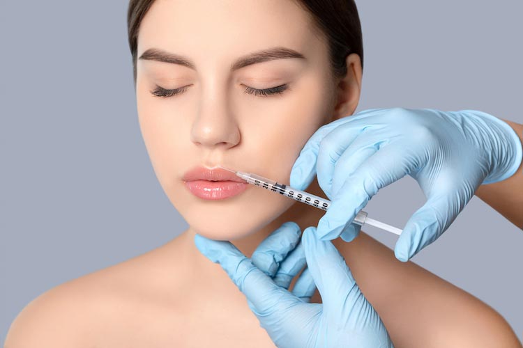 تزريق پی آر اف به صورت يک خانم توسط پزشک.