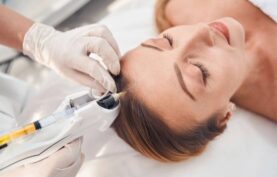 انجام کوکتل تراپی مو روی سر يک خانم توسط پزشک متخصص و دستگاه های مخصوص.