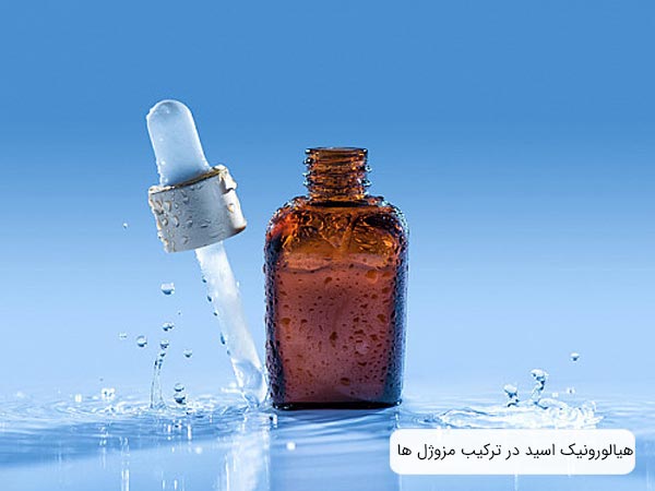 يک کوکتل مزوتراپی باز شده روی آب با پس زمينه آبي رنگ.