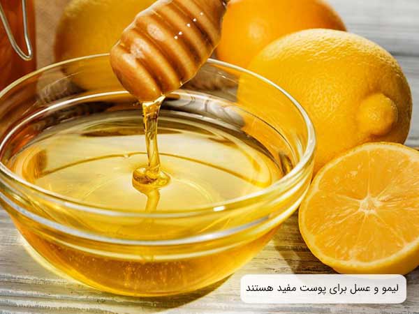 يک ظرف پر از عسل در کنار چند عدد ليمو.