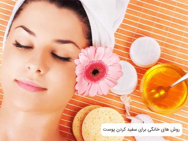تعدادی از دارو های سنتی سفيد کردن پوست از جمله عسل در کنار صورت يک خانم.