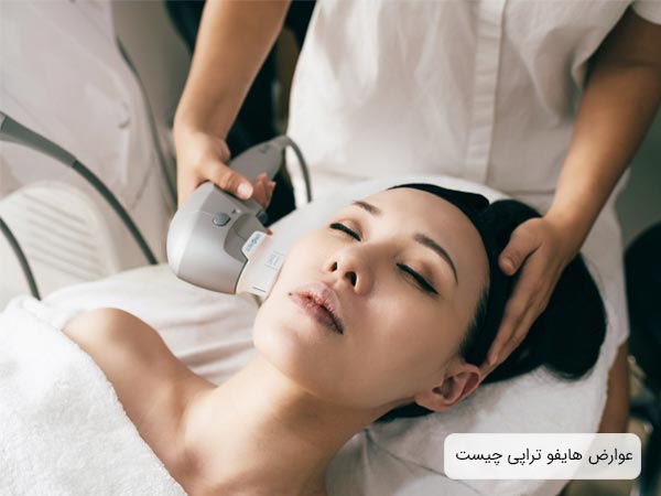 هايفوتراپی صورت يک خانم توسط پزشک
