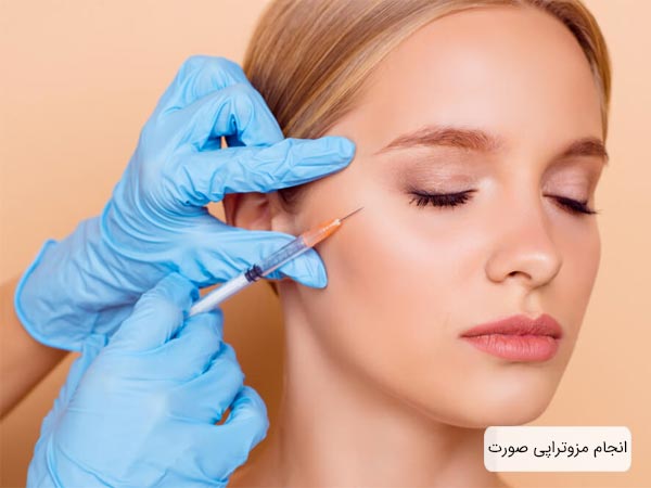 تزريق کوکتل مزوتراپی روی صورت يک خانم توسط پزشک با پس زمينه کرمی رنگ.