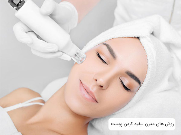 انجام ليزر تراپی روی صورت يک خانم توسط پزشک متخصص.