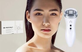 مزوژل پروفايلو و دستگاه هايفو در کنار صورت يک خانم جوان با پس زمينه کرمی رنگ.
