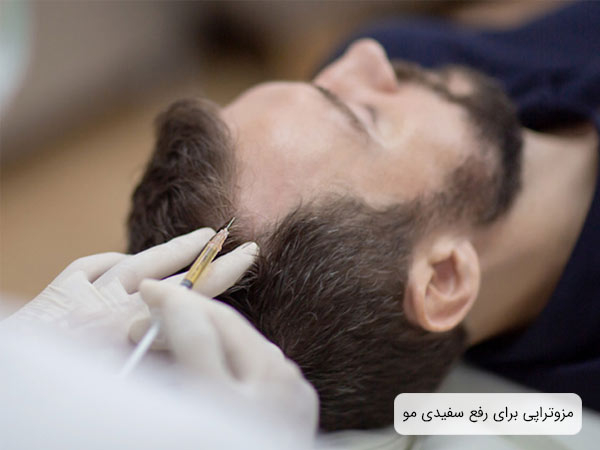 انجام مزوتراپی روی سر يک آقا توسط پزشک.