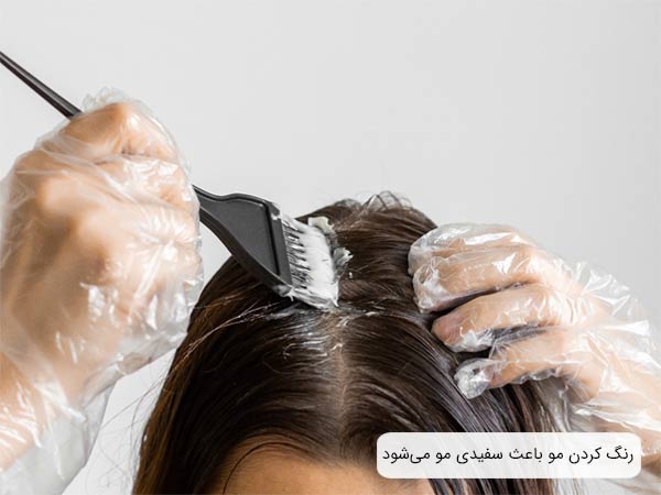 رنگ کردن مو های يک خانم با يک قلم سياه رنگ در پس زمينه سفيد.