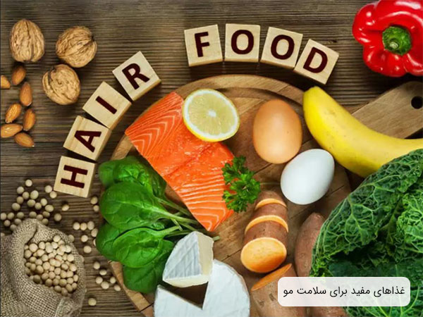 مواد غذايی مختلف مانند سالمون، تخم مرغ و ليمو در کنار همديگر روي يک ميز چوبي گذاشته شده اند.