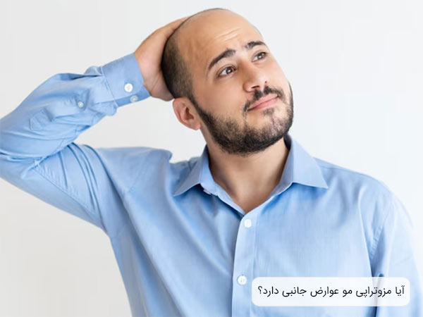 يک آقا که دچار طاسی است و با نگرانی روی سر خود دست ميکشد.