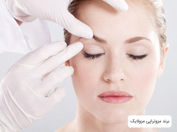 پزشک در حال بررسی ابرو هاي يک خانم است.