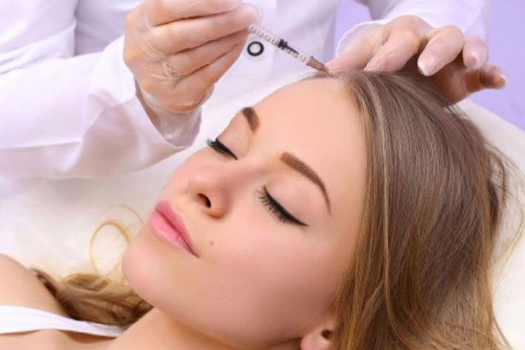انجام مزوتراپی روی موی یک خانم.
