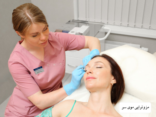 مزوتراپی یک خانم توسط پزشک.