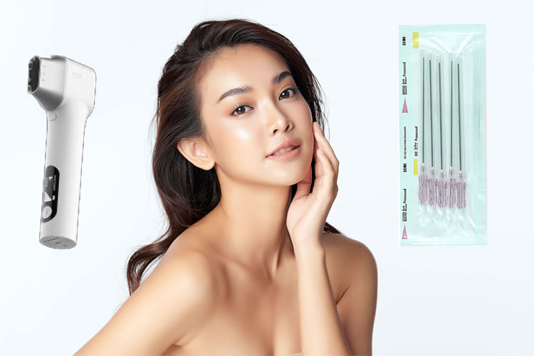 صورت يک خانم جوان در کنار يک عدد دستگاه هايفو و يک بسته نخ ليفت با پس زمينه سفيد.