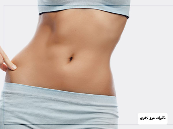 شکم تخت و لاغر یک خانم در پس زمینه نقره ای رنگ.
